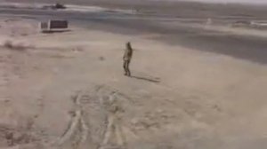 Чел танцует перед самолетом