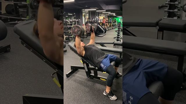 Жим гантелей наклонная скамья смотреть онлайн