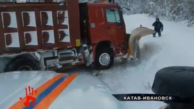 Снегоуборочная машина оказалась в плену сугробов ВИДЕО СПАСЕНИЯ смотреть онлайн
