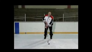 Ведение шайбы одной-двумя руками. Хоккей. Работа с клюшкой.