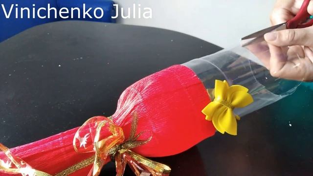 ДВЕ ИДЕИ из БУТЫЛКИ, как красиво подарить КОНФЕТЫ с ИГРУШКОЙ. смотреть онлайн