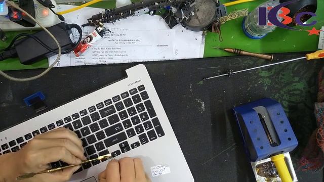 Tháo laptop asus K551l thay thế linh kiện vệ sinh máy . смотреть онлайн