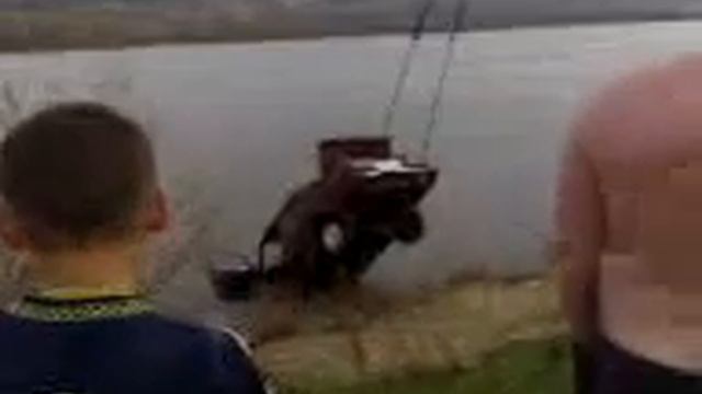 Поднимают семёрку из реки Оки смотреть онлайн