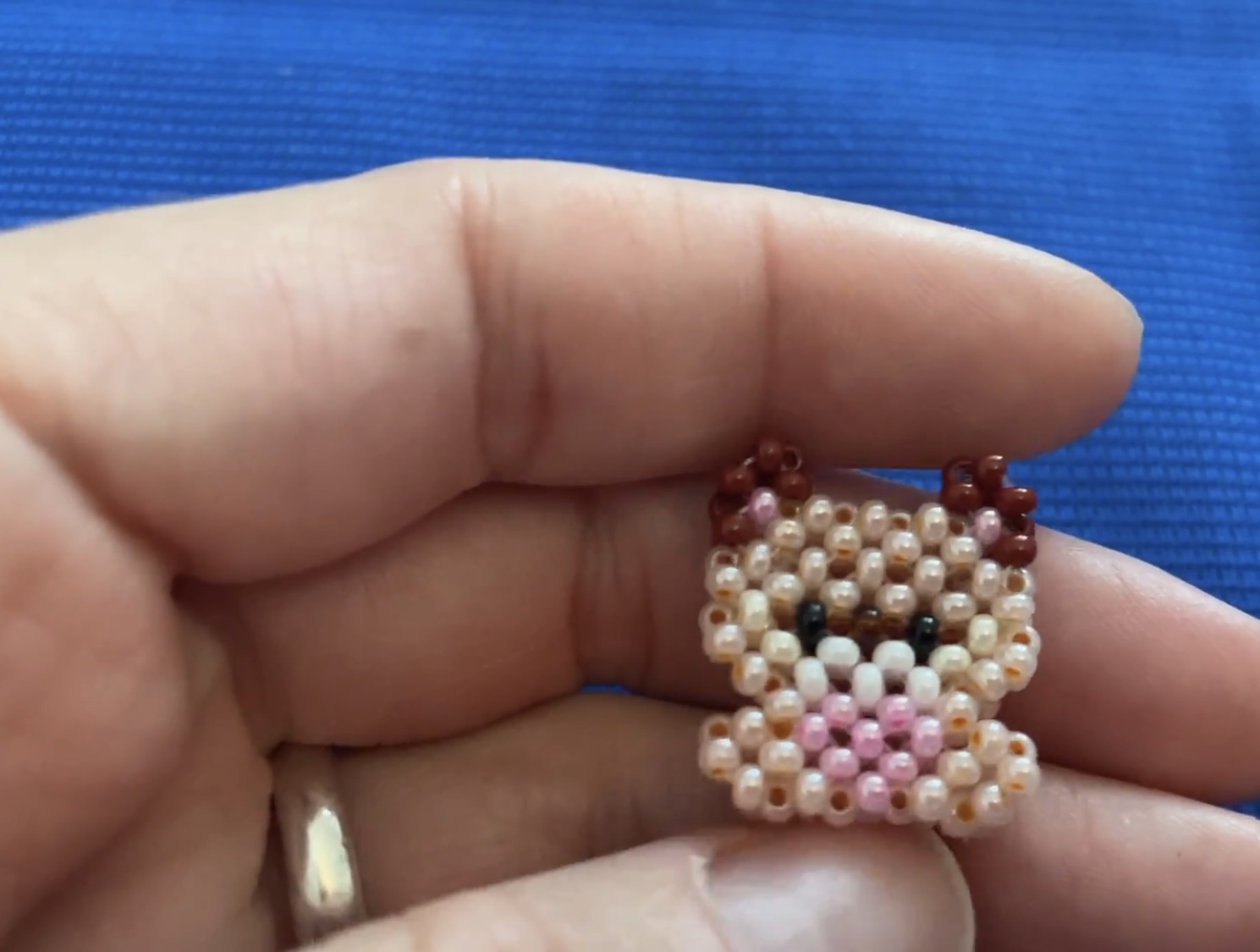 Котик с сердечком из бисера Фигурка в технике крестик смотреть онлайн