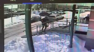 В Альметьевске (Татарстан) огромная ледяная глыба рухнула на двоих взрослых и пятимесячного ребенка.