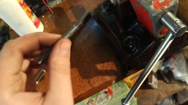 Установка маленьких тисков в гараже, нарезка резьбы, проба инструмента для нарезки резьбы смотреть онлайн