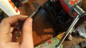 Установка маленьких тисков в гараже, нарезка резьбы, проба инструмента для нарезки резьбы