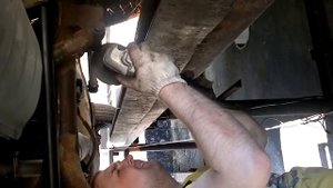 Спиливание нижнего болта крепления амортизатора Ваз 2101