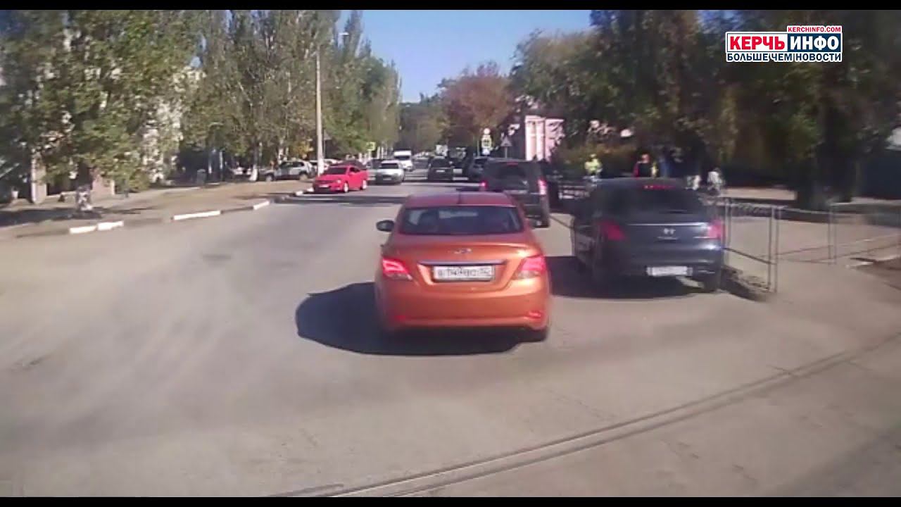 Скорая помощь в Керчи попала в ДТП смотреть онлайн