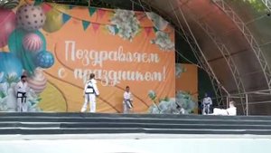 Показательные выступления, посвящённые дню защиты детей. Тхэквондо - спаринг. Я в синей экипировке.