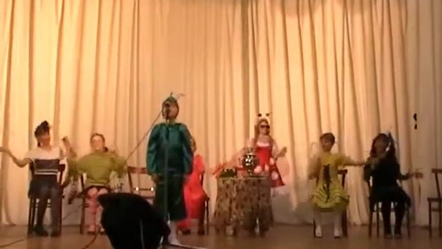 "Муха-цокотуха" - театральная постановка по сказке. 4 класс"Солнышко", режиссёр Киридон И. А. смотреть онлайн