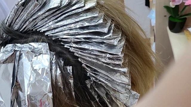 Мелирование волос мелкой штопкой.