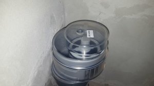 Вакуумный клапан для канализации McAlpine 110 мм прозрачный со смещением (MRAA1PS-CLEAR) в работе