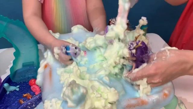 Маша устраивает своим куклам пенную вечеринку в аквапаркебассейнеиграем в куклыEnchantimals