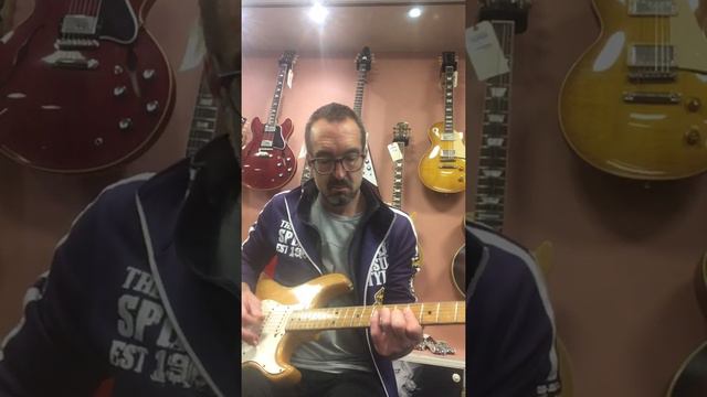 Fender Stratocaster 1975 Natural смотреть онлайн