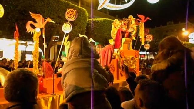 Конфеты разбрасывают на улицах Испании REYES MAGOS(Almeria)