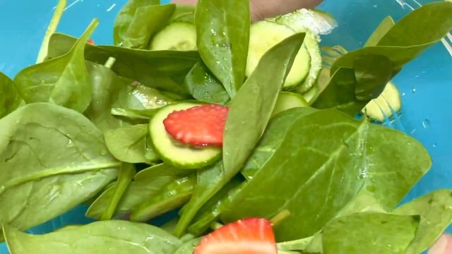 КЛУБНИКУ В САЛАТ И К ЖАРЕНОЙ РЫБЕ смотреть онлайн