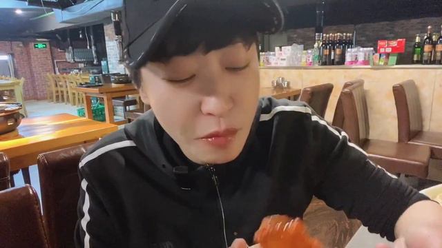 52元一位自助烤肉，现切牛肉，羊蛋、牛腰，嘎嘎香，吃美了 смотреть онлайн