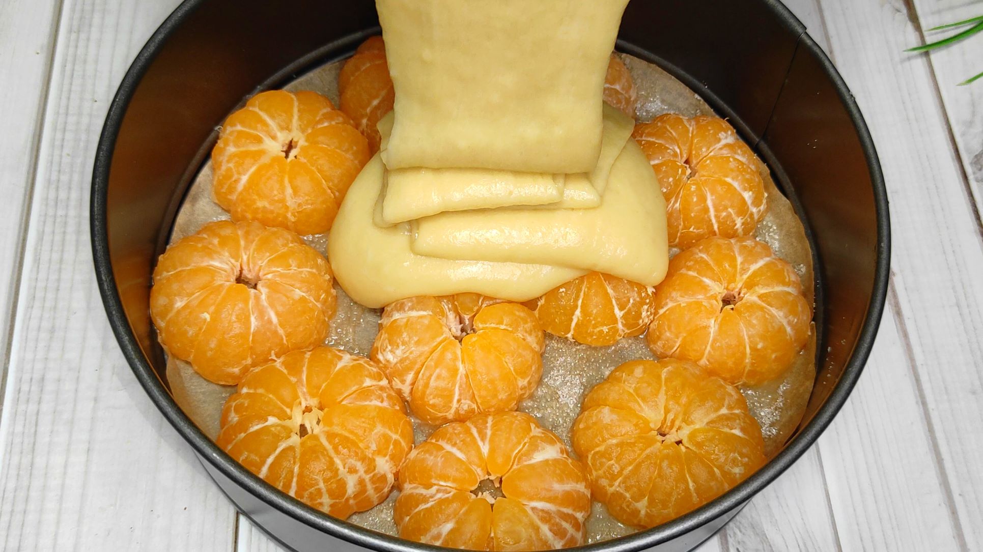 Мандаринов тесто. Жареные мандарины. Запеченные мандарины. Что можно сделать из теста мандарин. Пирог с мандаринами домашние домашние фото.