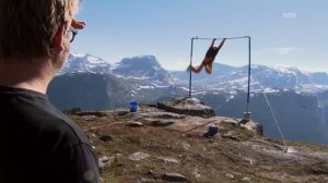 Жесть. Человек упал с обрыва делая прыжок