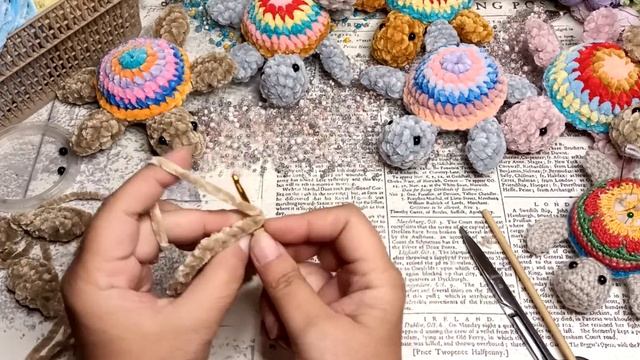 МК плюшевая ,радужная черепашка .Сможет связать даже новичок.