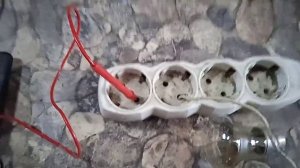 Что между землёй и нулём/нейтралью? Это у меня, а у вас?