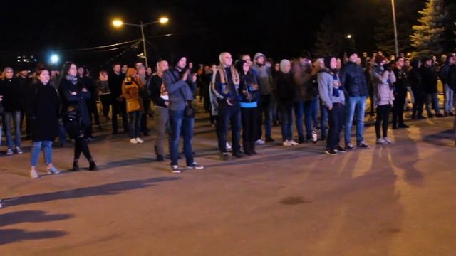 Болельщики смотрят футбол Ростов - МЮ в парке Горького