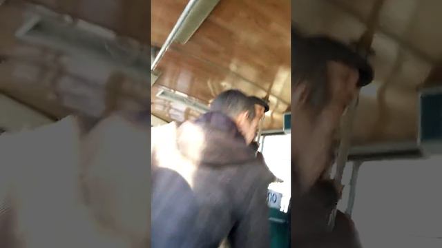 Серьезные ребята в Бендерском троллейбусе смотреть онлайн