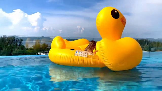 ЛИСА И огромная плавающая УТКА - ПРАЗДНИК - БОЛЬШАЯ желтая ИГРУШКА в бассейне - ДЕТИ И ИХ РОДИТЕЛИ!! смотреть онлайн