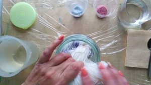 Крашу пряжу. Как покрасить пряжу в банке в домашних условиях. Крашение пряжи.