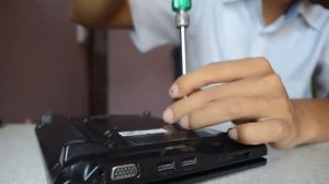 How To Remove HDD and Ram From Asus Eee PC 900 HA Netbook