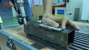 Ручной лазерный сварочный аппарат заменяет латунное сопло для резки результата лазерной резки