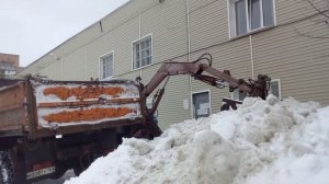 Оранжевый Зил погрузка снега грейферной установкой мтз 80