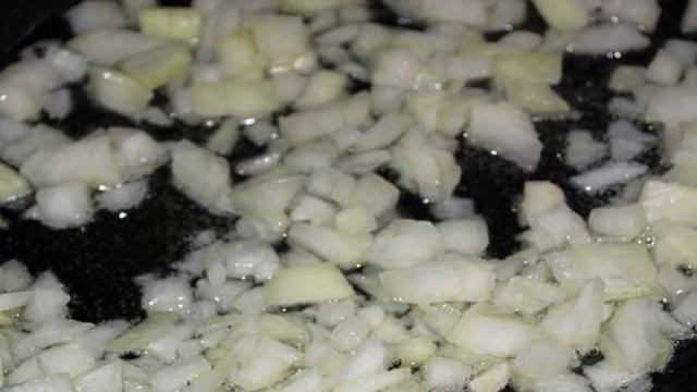 Солянка домашняя с ветчиной, сосисками