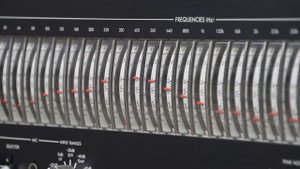 Мало кто такое видел. Анализатор спектра на стрелочных аналоговых индикаторах.