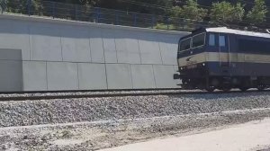 Электровоз Шкода с грузовым поездом