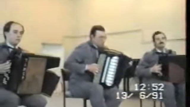 Somorov Valeri дирижирует ансамблем тембровых баянов 1991г.
