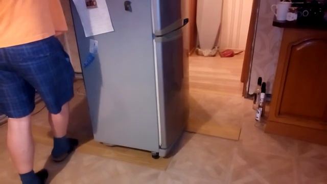 Перемещение холодильника на ламинате по линолеуму смотреть онлайн
