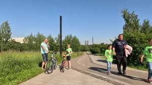 В метель, хромой бродяга влез в старый дом, а открыв дверь в кладовую, сирота выронил костыли из ру