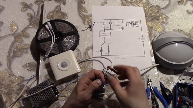 Датчик движения , светодиодный светильник , лента и проходной выключатель . смотреть онлайн