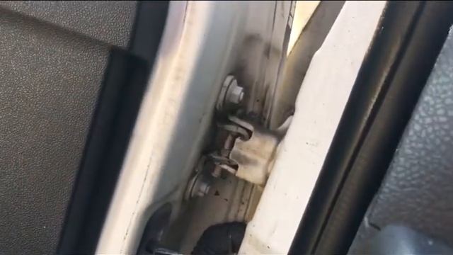 Чем смазать петли и замки автомобиля смотреть онлайн