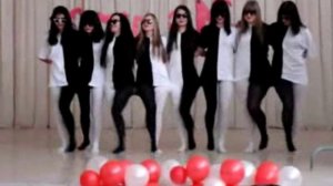 девушки на сцене зажигают