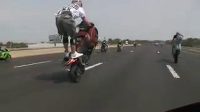 Мото трюки на дороге смотреть онлайн