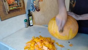Как легко почистить тыкву.