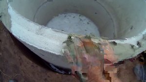 Монтаж бетонных колец выгребной ямы