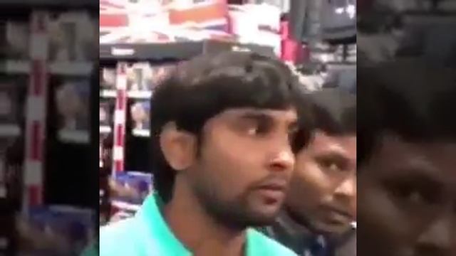 Мужик поёт в наушниках,ЖЕСТЬ?? смотреть онлайн