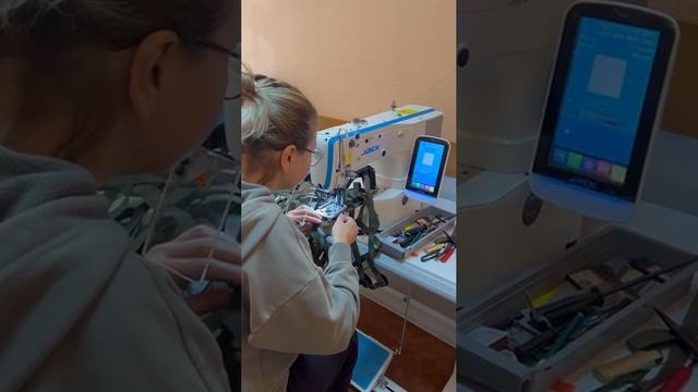 В воскресенье с раннего утра наши волонтеры уже шьют носилки.mp4