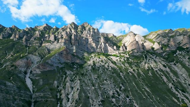 В полдневный жар в долине Дагестана