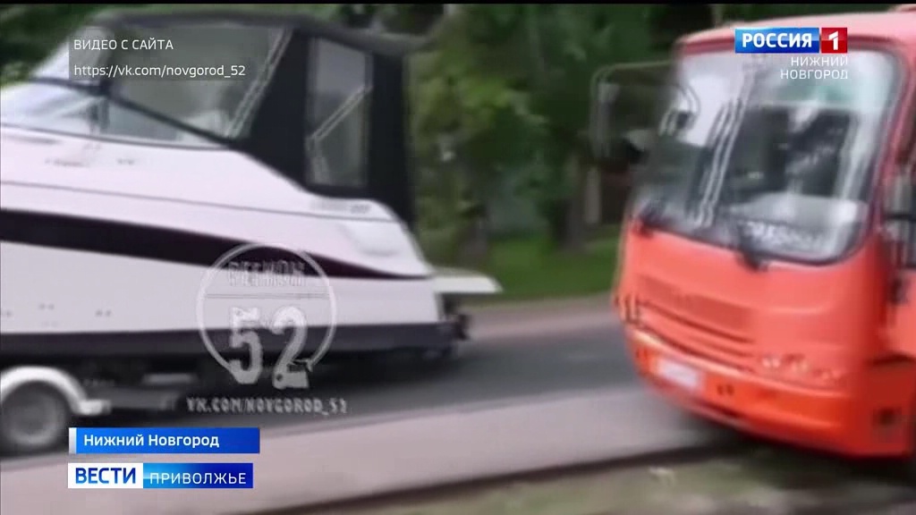 В Сормовском районе Нижнего Новгорода маршрутное такси столкнулось с катером