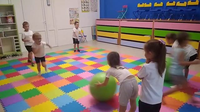 Частный детский сад Счастье Рядом. Эстафеты с фитболом